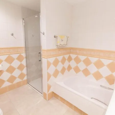 Hp122 - 2 Bed Ground Floor Apartment Marbella